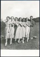 1945 előtti felvétel Kádár Jánosról és a gyárban dolgozó munkásnőkről, egy kiránduláson, feliratozott fotó, 17x12 cm
