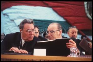 cca 1972 Kádár János és Brezsnyev, 1 db vintage fotó + 1 db vintage DIAPOZITÍV felvétel, 24,36 mm és...