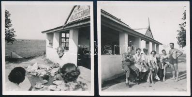 ,,1937. május 19. Velencei tó, pákozdi sziget feliratú, a Nagyszigeti Halászcsárda előtt készült 2 db vintage fotó, 6x6 cm