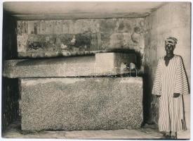 cca 1930 Egyiptom, egy óriás szarkofág vintage sajtófotója, németül feliratozva és egy magyar sajtófotó ügynökség pecsétjével ellátva, 12x16,5 cm