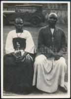 cca 1925 Uganda, a hittérítők automobillal érkeztek, 1 db vintage fotó feliratozva + 1 db vintage nyomdatechnikai DIAPOZITÍV felvétel, 17,4x12,7 cm és 10,2x5,3 cm