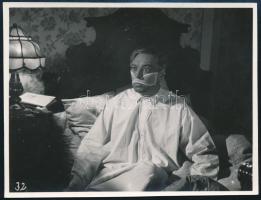 cca 1935 Bajuszkötő; filmfotó egy meghatározásra váró magyar filmből, Pánczél György (1920-?) filmtörténész hazai és nemzetközi filmfotó és színházifotó gyűjteményéből, 8,6x11,3 cm