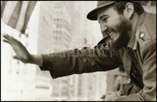 cca 1965 Kuba, Fidel Castro egy vonatból integet, 1 db NEGATÍV Kotnyek Antal (1921-1990) budapesti fotóriporter hagyatékából, 4,5x6 cm / ca 1965 Cuba, Fidel Castro waving from a train, 1 pc of NEGATIV from the estate of photo reporter Antal Kotnyek (1921-1990), 4,5x6 cm