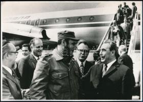 cca 1971 Moszkva, Fidel Castrot - Kuba első számú vezetőjét - Leonyid Brezsnyev várta a repülőtéren, vintage sajtófotó, 17x24,2 cm