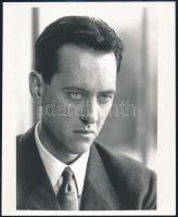 cca 1980 Richard E. Grant (1957) angol színész fiatalkori portréja, feliratozva, vintage fotó, Pánczél György (1920-?) filmtörténész hazai és nemzetközi filmfotó és színházifotó gyűjteményéből, 24x19,3 cm