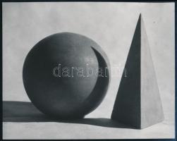 cca 1965 Világítási gyakorlat, fény-árnyék viszonyok különféle geometriai formákon demonstrálva, jelzés nélküli vintage fotó dr. Sevcsik Jenő (1899-1996) fényképész, szaktanár, szakíró hagyatékából, 8x10 cm