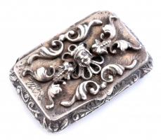 Ezüst (Ag) tubákos szelence gazdag florális díszítéssel. "Keveset..." gravírozással. Jelzett, GK mesterjegyes. / Silver snuff box. Signed, hallmarked. 40x25x16 mm, 28 g