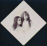 cca 1900 Besztercebánya, ,,Ilona fényképészeti műteremben készült, keményhátú vintage fotó, 10,8x10,8 cm