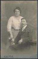 1912 Nagykanizsa, Mathea K. fényképész műtermében készült, keményhátú vintage fotó; felirata szerint Ország György és neje látható a felvételen, 16,5×10,5 cm