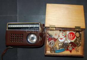 Kis bolhapiac tétel: faládika kitüntetésekkel, stb + órás rádió