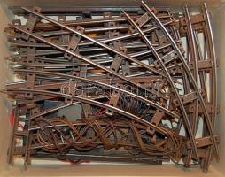 Rengeteg modell vasút sín nagy dobozban