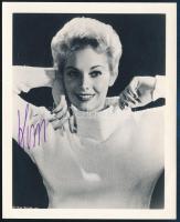 Kim Novak (1933-) filmszínésznő aláírása az őt ábrázoló képen / autograph signature