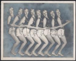 cca 1920-1930 Táncoslányok, Judenberg jelzett fotója, sarkain törésnyomok, 24×30 cm