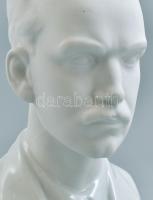 Herendi porcelán József Attila mellszobor. Biszkvit és fehér mázas porcelán, jelzett (mélynyomással)...