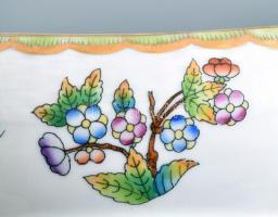 Herendi Viktória mintás porcelán ívelt bonbonniere. Kézzel festett, jelzett, egy minimális lepattaná...