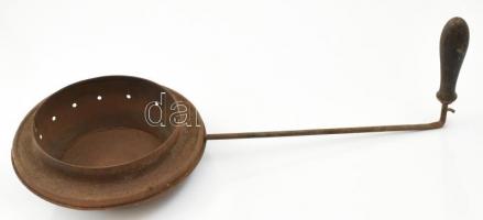 Régi konyhai edény, fanyéllel, fém, rozsdás. 57x24cm