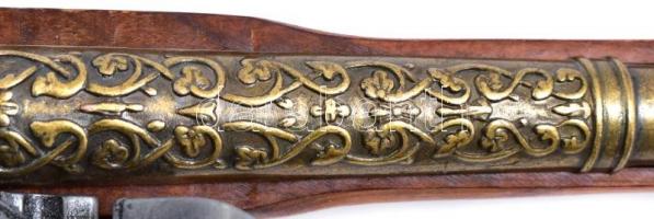 Kovás pisztoly, gyűjtői replika. Elsütőmechanika működőképes, fa, fém, réz. 37cm