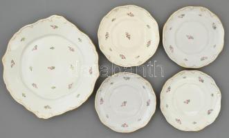 Hollóházi porcelán rózsa mintás süteményes készlet 4 tányérral, egy tállal. Kézzel festett, jelzett, kopásokkal. d: 16, 26 cm