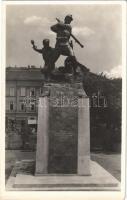 Budapest V. Fővám tér, 1. honvéd és népfölkelő gyalogezred emlékműve. Márton Ferenc és Siklódy Lőrinc alkotása. A v. 1. honvéd gyalogezred bajtársi szövetsége kiadása. Hölzel Gyula felvétele