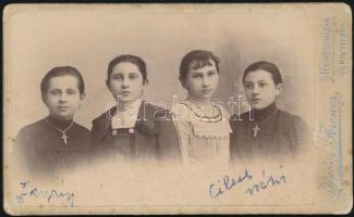 1903 Négy lányról készült vizitkártya, Babar Ferenc nyíregyházi műterméből, 11x6,5 cm