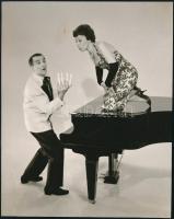 cca 1960 Nő a zongorán, fotó, 15,5x12 cm