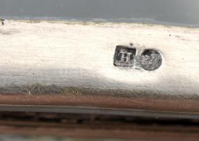 Art deco lábas tortatálca üveglappal, Jelzett alpakka. Üveglapon kis lepattanás 33x24 cm