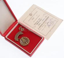 1969. "Az Építőipar Kiváló Dolgozója" Br kitüntetés, miniatűrrel, tokban, igazolvánnyal T:...