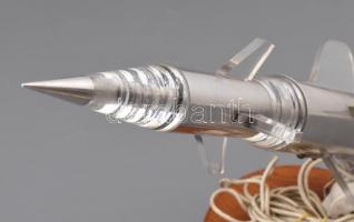 Rakéta alakú asztali lámpa. Fém, üveg, fa talapzaton. aljában nem ellenorzott áramátalakítóval 36 cm