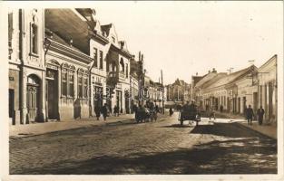 Csíkszereda, Miercurea Ciuc; utcakép, Lia, Foto-Salon és Radio üzlet, lovaskocsi / street view with shops, horse-drawn carriage
