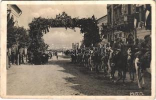 1940 Dés, Dej; bevonulás, magyar zászlók, díszkapu / entry of the Hungarian troops, Hungarian flags, decorated gate + 1940 Dés visszatért So. Stpl. (gyűrődés / crease)