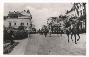 1940 Kolozsvár, Cluj; bevonulás, Horthy Miklós, magyar zászlók / entry of the Hungarian troops, Regent Horthy, Hungarian flags