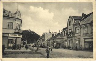 1939 Huszt, Chust, Khust; Masarykova ulice / Masaryk utca, Ausländer üzlete, Gyógyszertár, vár / street view with shops and pharmacy, castle ruins (EK)