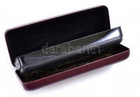 Davidoff szemüveg és tok. A szemüveg jó állapotban. A tok belsejében elvált ragasztással