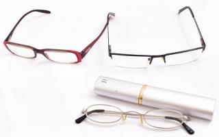 3 db szemüveg, köztük egy Vogue is. Az egyik szemüveg saját tokjában található.