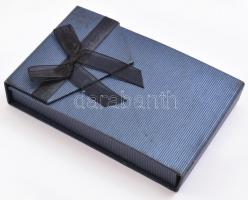 Virágos porcelán medál, jelzés nélkül, kézzel festett, zománcozott, apró kopással, fém keretben. Ere...