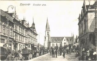 1915 Kaposvár, Erzsébet utca, piac, lovaskocsik, templom, magyar zászló, Schvarcz Samu és Török Mór üzlete