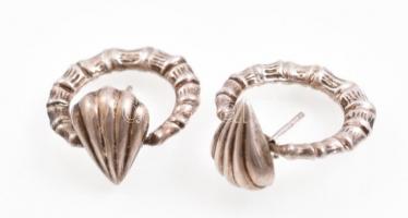 Ezüst(Ag) kagyló alakzattal díszített fülbevaló pár. Jelzett. d: 2,4 cm. Nettó: 4.33g