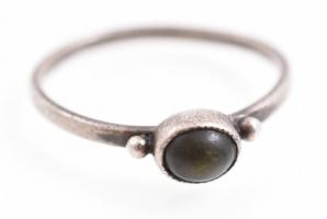 Ezüst(Ag) gyűrű fekete kővel. Jelzés nélkül. Méret: 54, bruttó: 1.15g