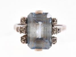 Ezüst(Ag) gyűrű, kék kővel. Jelzés nélkül. Méret: 51, bruttó: 4.24g