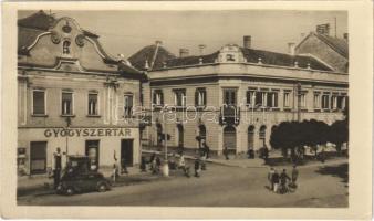 1957 Keszthely, Fő utca, gyógyszertár, automobil. Képzőművészeti Alap Kiadóvállalat