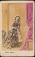 cca 1860 Hallgatózó hölgy, színezett keményhátú fotó, 10×6 cm