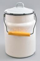 Fehér zománcozott tejeskanna lepattanásokkal, KMK jelzéssel, m:22cm d:15cm