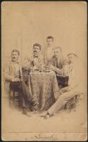 cca 1880-90 Italozó társaság fiatal férfiakkal, vintage keményhátú fotó v. Dévald műterméből (hely meghatározása nélkül), bal felső és jobb alsó sarkaiban sérült, 21x13 cm