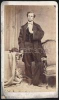 cca 1870 Álló férfi műtermi portréja, keményhátú fotó Pesky Ede műterméből, foltos, 10×6 cm