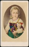 cca 1860 Kislány bohóccal, kézzel színezett keményhátú fotó, 10×6 cm