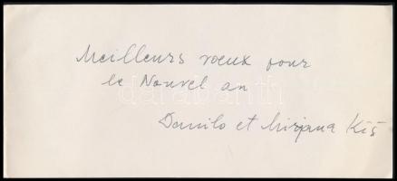 1967 Danilo Kiš (1935-1989) jugoszláviai író saját kézzel írt, francia nyelvű üdvözlő sorai egy üdvözlő lapon, Szekeres György (1914-1973) újságíró, műfordító, az Európa Kiadó irodalmi szerkesztőjének részére, Danilo Kiš és a felesége saját kezű aláírásával, az üdvözlő lap eleje sérült, borítékkal.