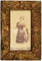 Blaha Lujza (1850-1926) színésznő, keményhátú fotó Strelisky műterméből, foltos, üvegezett keretben, 20×10 cm