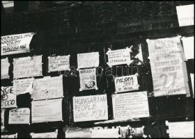1956/1989 A magyar forradalommal szimpatizáló falragasz Prágában a Vencel téren, későbbi előhívás, 9×13 cm