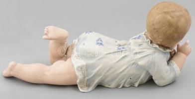 Biszkvit porcelán baba, jelzés nélkül, kézzel festett, nyakánál gyári repedéssel, lepattanással, h: ...