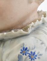 Biszkvit porcelán baba, jelzés nélkül, kézzel festett, nyakánál gyári repedéssel, lepattanással, h: ...